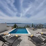 „villa No Stress“ Mit Infinity-pool By Interhome